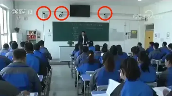 מצלמות בכיתת לימוד במרכז מעצר של מוסלמים במחוז שינג'יאנג, סין, 2018 מצלמות בכיתת לימוד במרכז מעצר של מוסלמים במחוז שינג'יאנג, סין, 2018