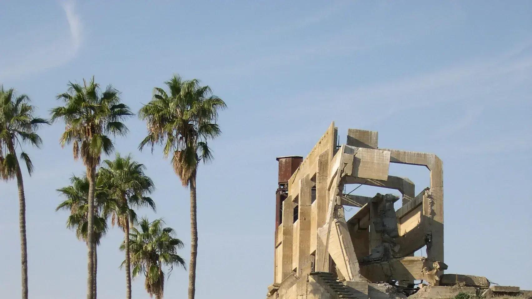  תחנת החשמל בנהריים וטורבינה לייצור חשמל בתוך התחנה