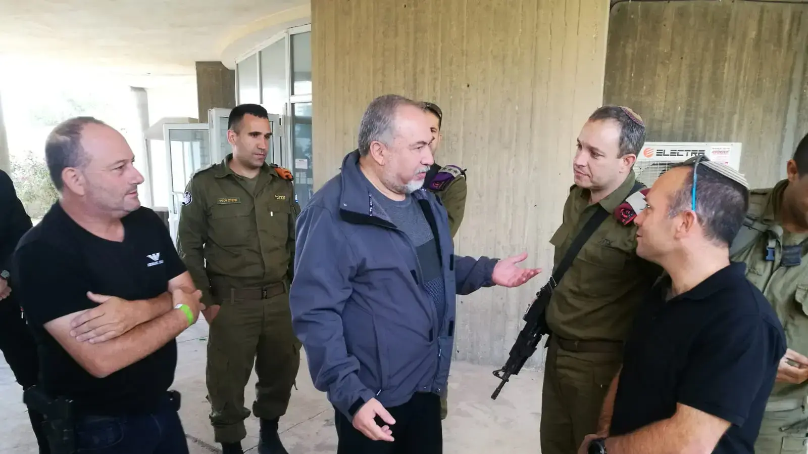 שר הביטחון אביגדור ליברמן בסיור בקיבוץ כרם שלום 26 באוקטובר 2018 שר הביטחון אביגדור ליברמן בסיור בקיבוץ כרם שלום 26 באוקטובר 2018