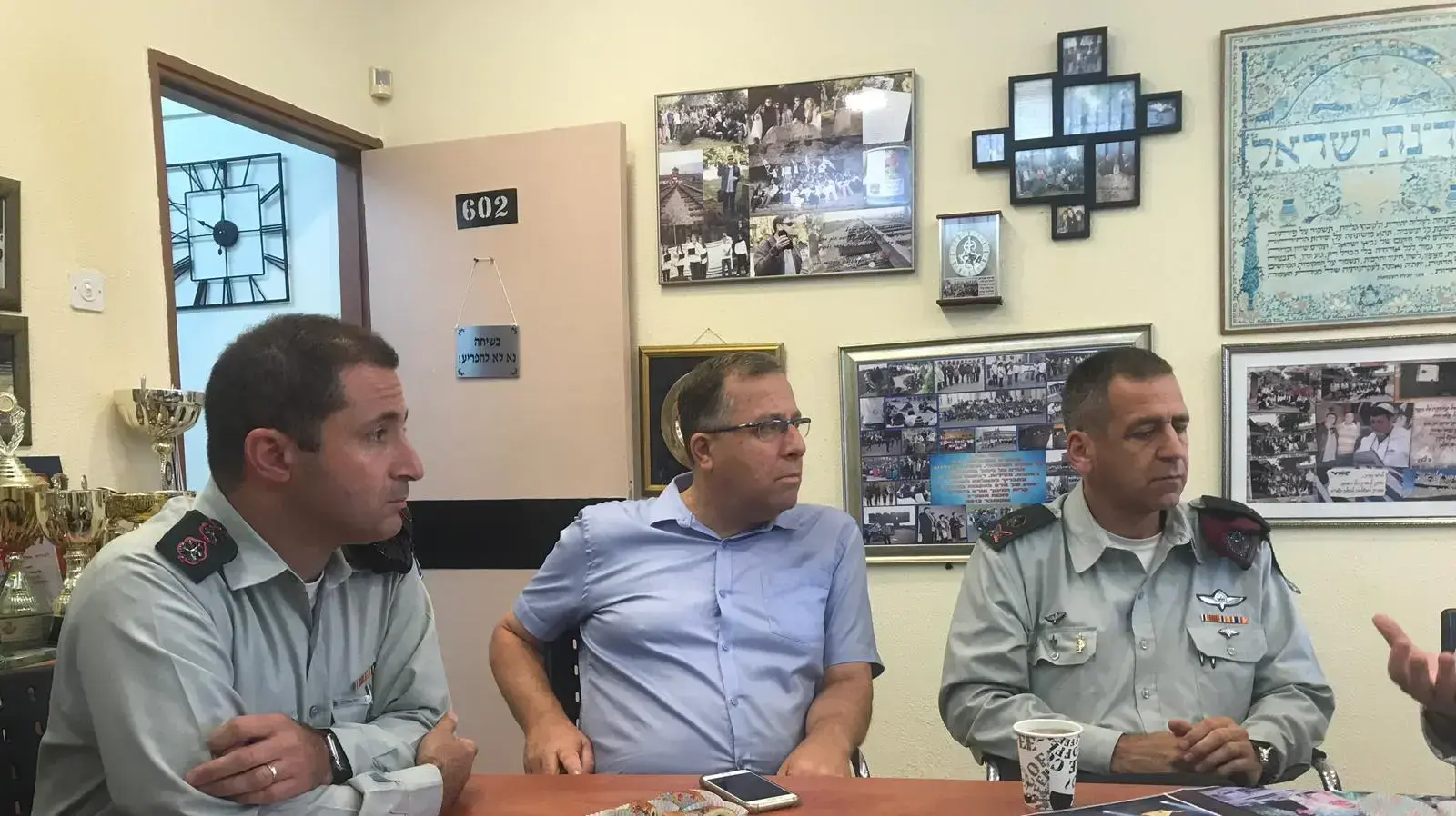 הרמטכ"ל הבא אביב כוכבי בביקור באורט קריית ביאליק שם למד, עם בן המחזור שלוראש העיר אלי דוקורסקי - 26/10/18
הרמטכ"ל הבא אביב כוכבי בביקור באורט קריית ביאליק שם למד, עם בן המחזור שלוראש העיר אלי דוקורסקי - 26/10/18