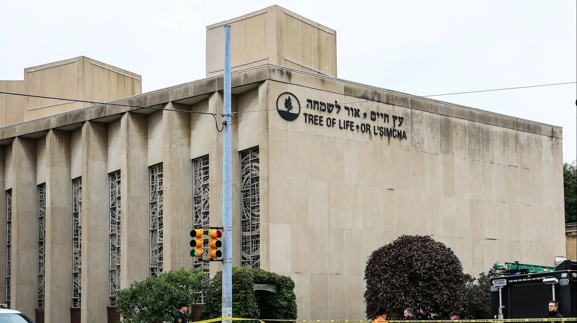 שוטרים מחוץ לבית הכנסת "עץ החיים", פיטסבורג, פנסילבניה, ארה"ב