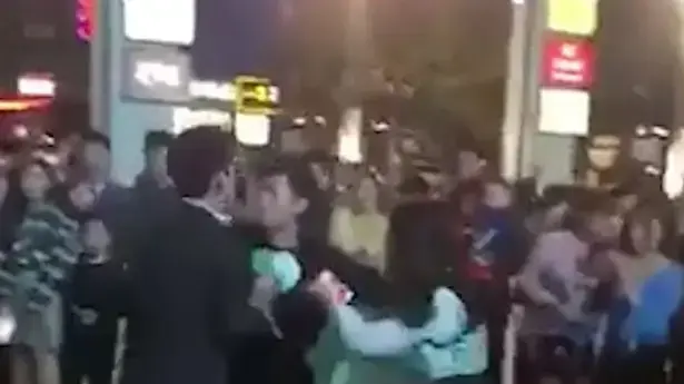 ריב בין שני גברים שהציעו נישואים לאותה אישה ברחובות סין ריב בין שני גברים שהציעו נישואים לאותה אישה ברחובות סין