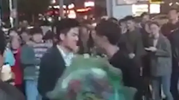 ריב בין שני גברים שהציעו נישואים לאותה אישה ברחובות סין ריב בין שני גברים שהציעו נישואים לאותה אישה ברחובות סין