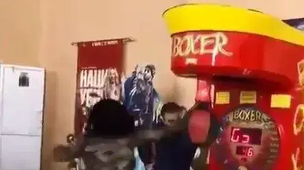 אישה שולחת אגרוף לפרצוף של בן זוגה אישה שולחת אגרוף לפרצוף של בן זוגה