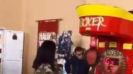 אישה שולחת אגרוף לפרצוף של בן זוגה אישה שולחת אגרוף לפרצוף של בן זוגה