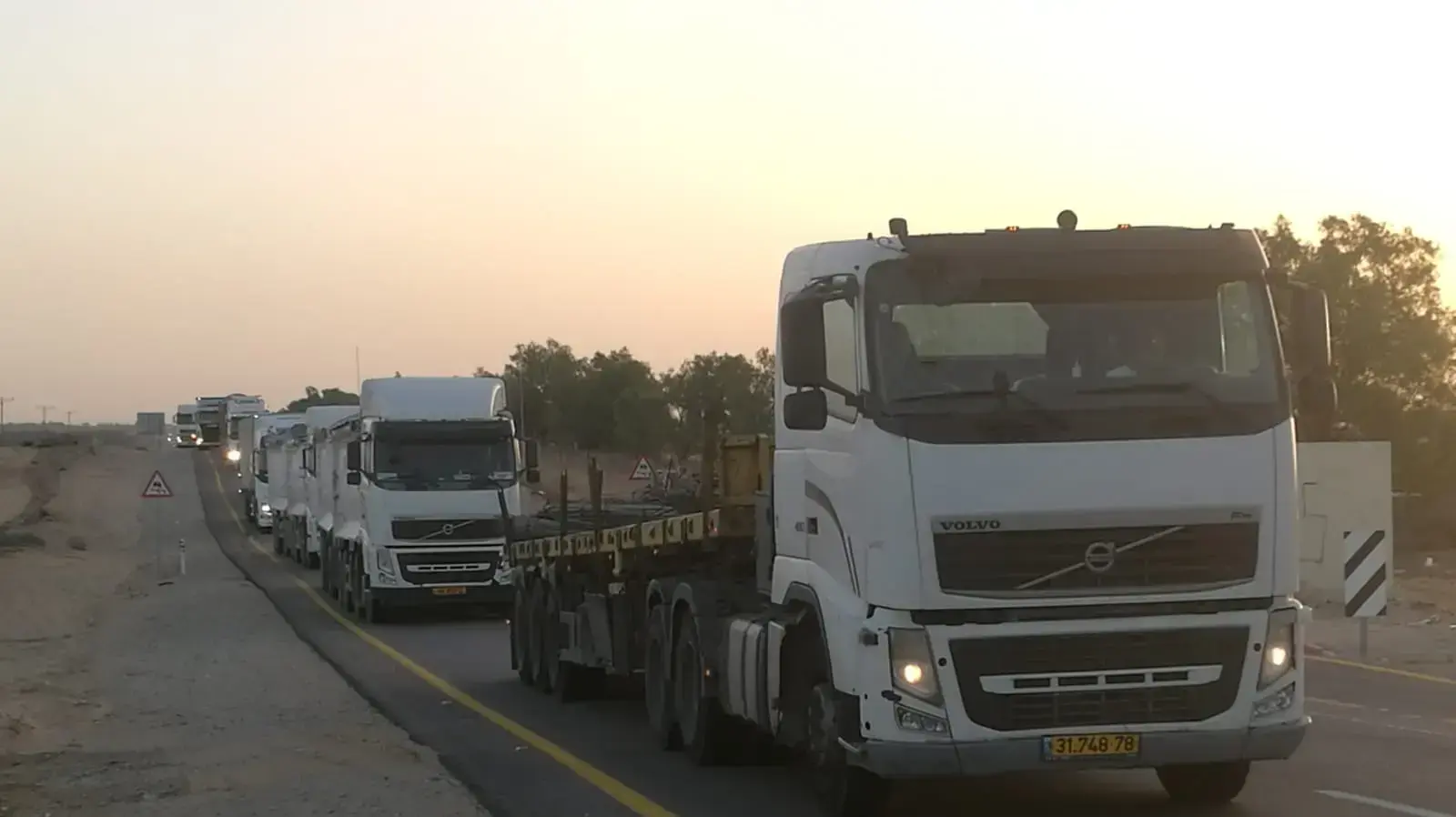 חסימת משאיות לכרם שלום על ידי תושבי עוטף עזה - 29-10-2018
חסימת משאיות לכרם שלום על ידי תושבי עוטף עזה - 29-10-2018