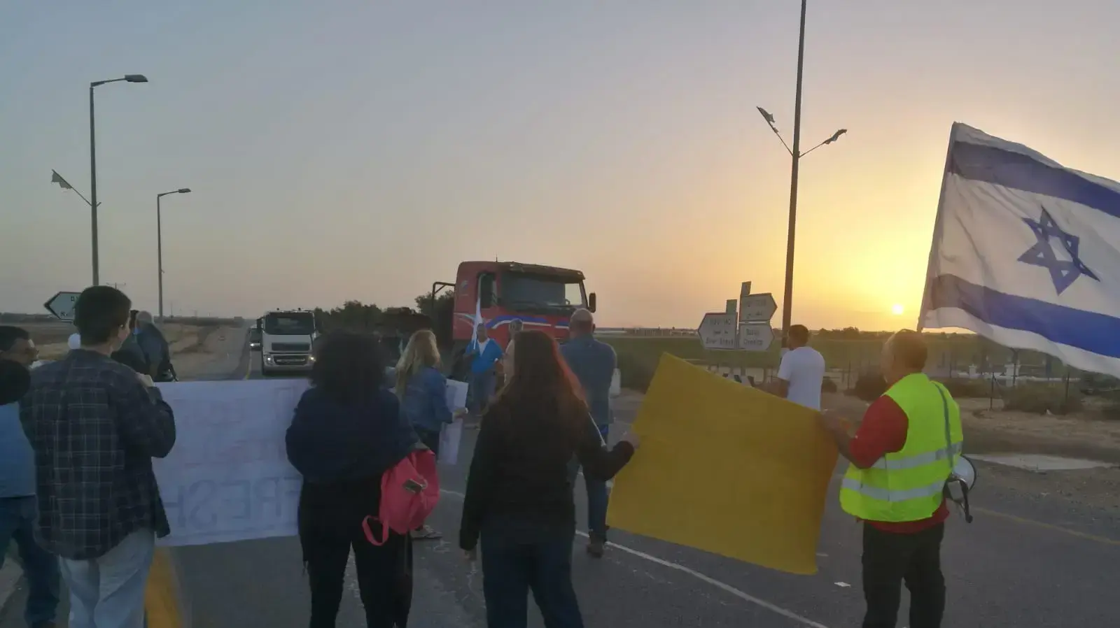 חסימת משאיות לכרם שלום על ידי תושבי עוטף עזה - 29-10-2018 חסימת משאיות לכרם שלום על ידי תושבי עוטף עזה - 29-10-2018