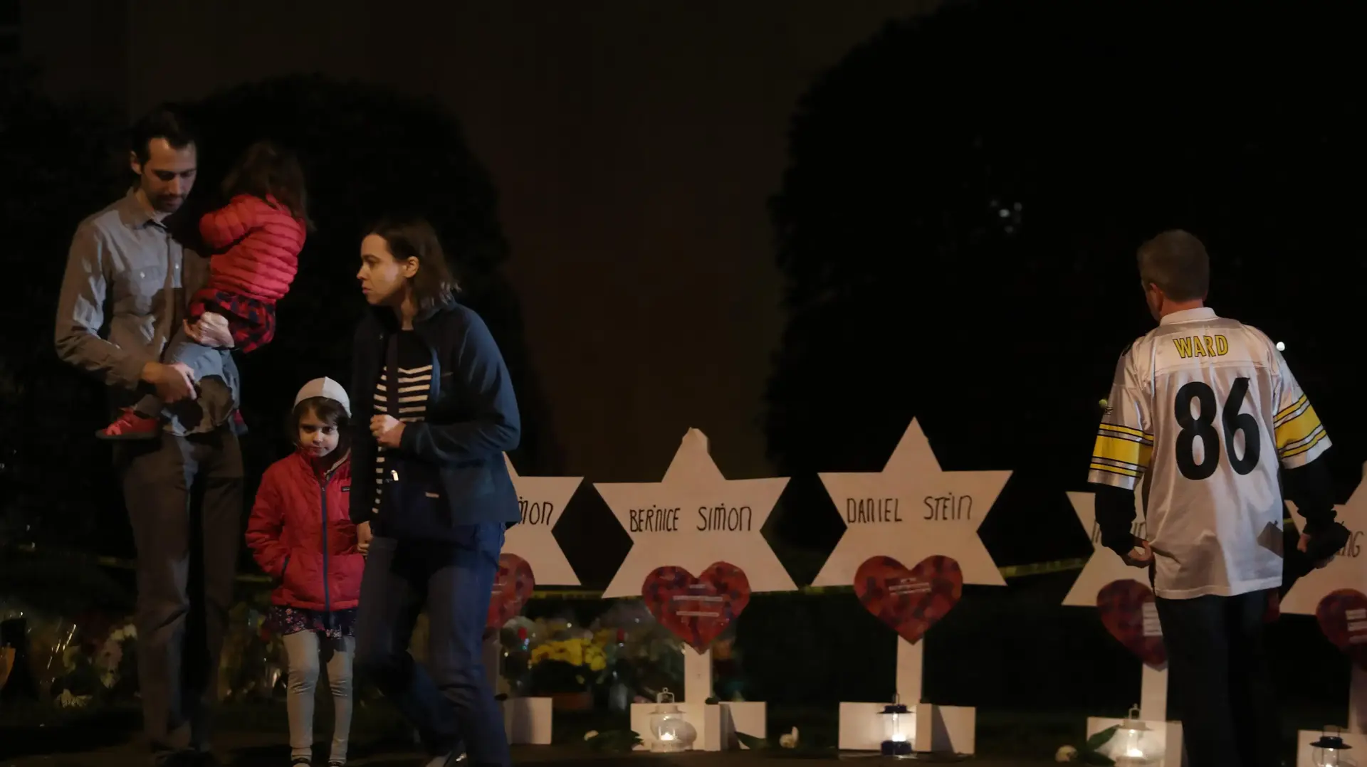 אבלים מבקרים באנדרטה מחוץ לבית כנסת "עץ החיים" בעיר פיטסבורג, בו 11 מתפללים יהודים נורו 29 באוקטובר 2018 אבלים מבקרים באנדרטה מחוץ לבית כנסת "עץ החיים" בעיר פיטסבורג, בו 11 מתפללים יהודים נורו 29 באוקטובר 2018