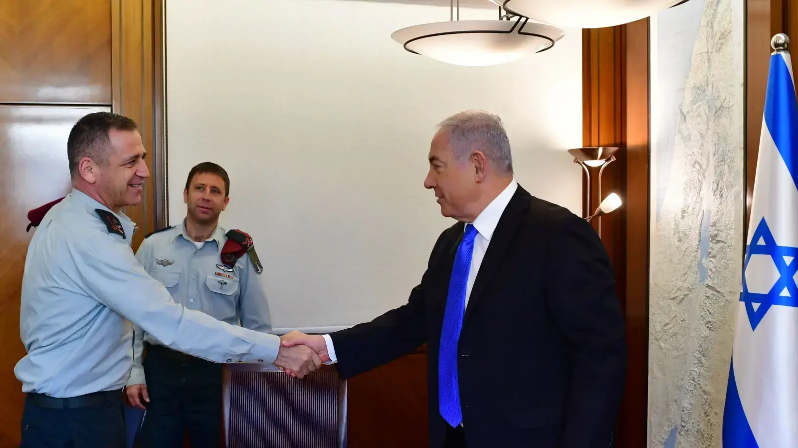 ראש הממשלה בנימין נתניהו במהלך פגישתו עם אלוף אביב כוכבי בהמשך לבחירתו לתפקיד הרמטכ"ל הבא של צה"ל 29 באוקטובר 2018 ראש הממשלה בנימין נתניהו במהלך פגישתו עם אלוף אביב כוכבי בהמשך לבחירתו לתפקיד הרמטכ"ל הבא של צה"ל 29 באוקטובר 2018