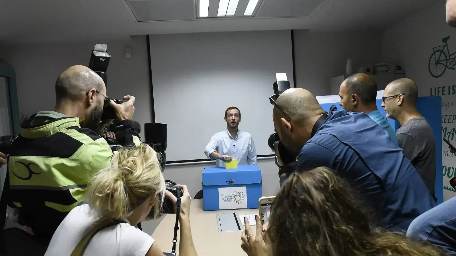 המועמד לראשות תל אביב אסף זמיר מצביע, 30 באוקטובר 2018 המועמד לראשות תל אביב אסף זמיר מצביע, 30 באוקטובר 2018