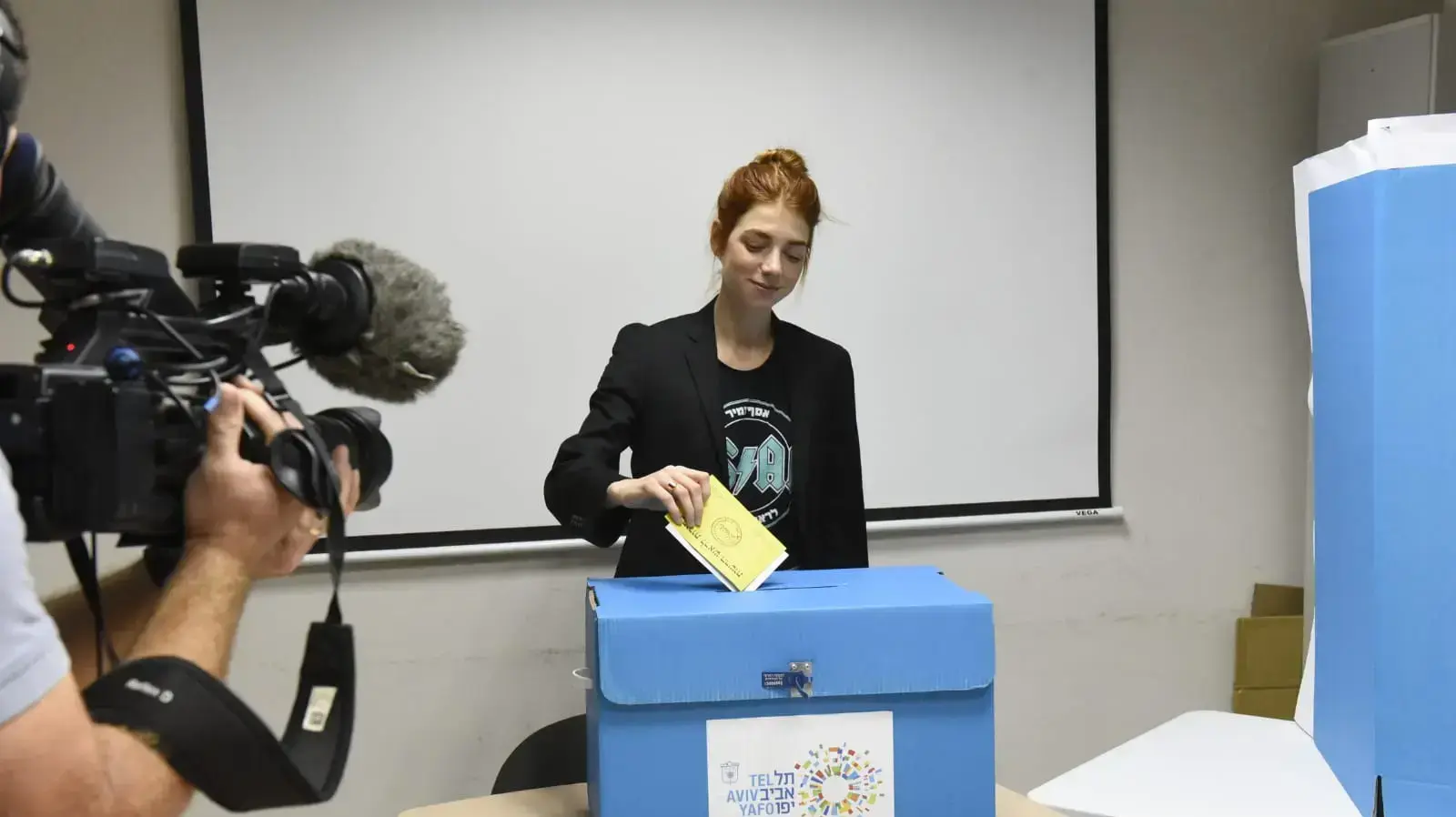 מאיה וורטהיימר אשתו של המועמד לראשות תל אביב אסף זמיר מצביע, 30 באוקטובר 2018 מאיה וורטהיימר אשתו של המועמד לראשות תל אביב אסף זמיר מצביע, 30 באוקטובר 2018