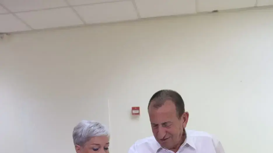 המועמד לראשות תל אביב, רון חולדאי מצביעקלפי בתל אביב, 30 באוקטובר 2018 המועמד לראשות תל אביב, רון חולדאי מצביעקלפי בתל אביב, 30 באוקטובר 2018