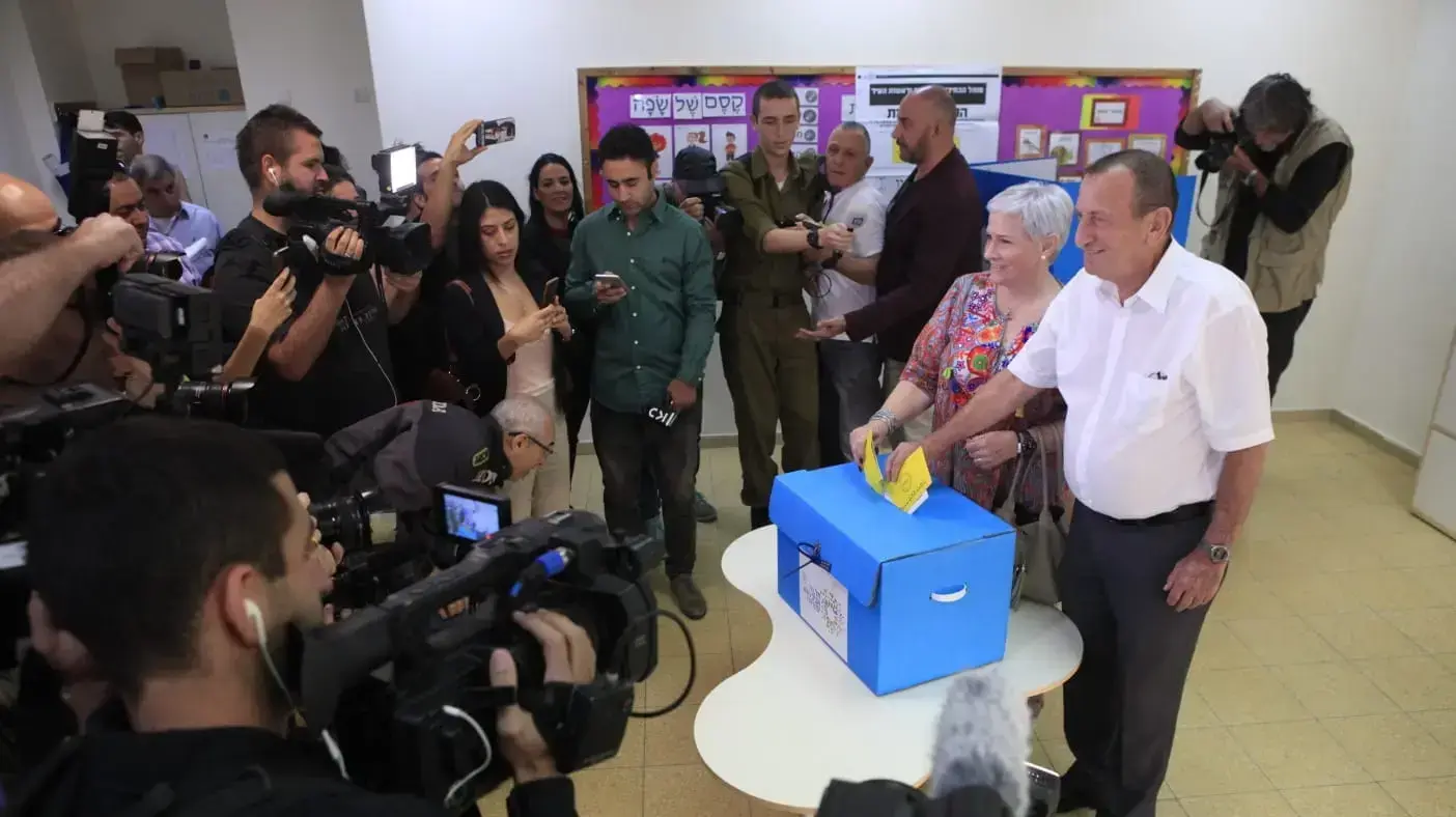המועמד לראשות תל אביב, רון חולדאי מצביעקלפי בתל אביב, 30 באוקטובר 2018 המועמד לראשות תל אביב, רון חולדאי מצביעקלפי בתל אביב, 30 באוקטובר 2018