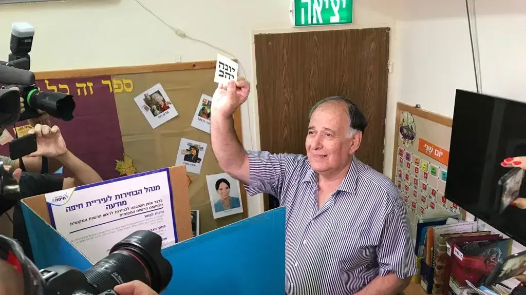 יונה יהב מצביע בקלפי בחיפה, 30 באוקטובר 2018 יונה יהב מצביע בקלפי בחיפה, 30 באוקטובר 2018