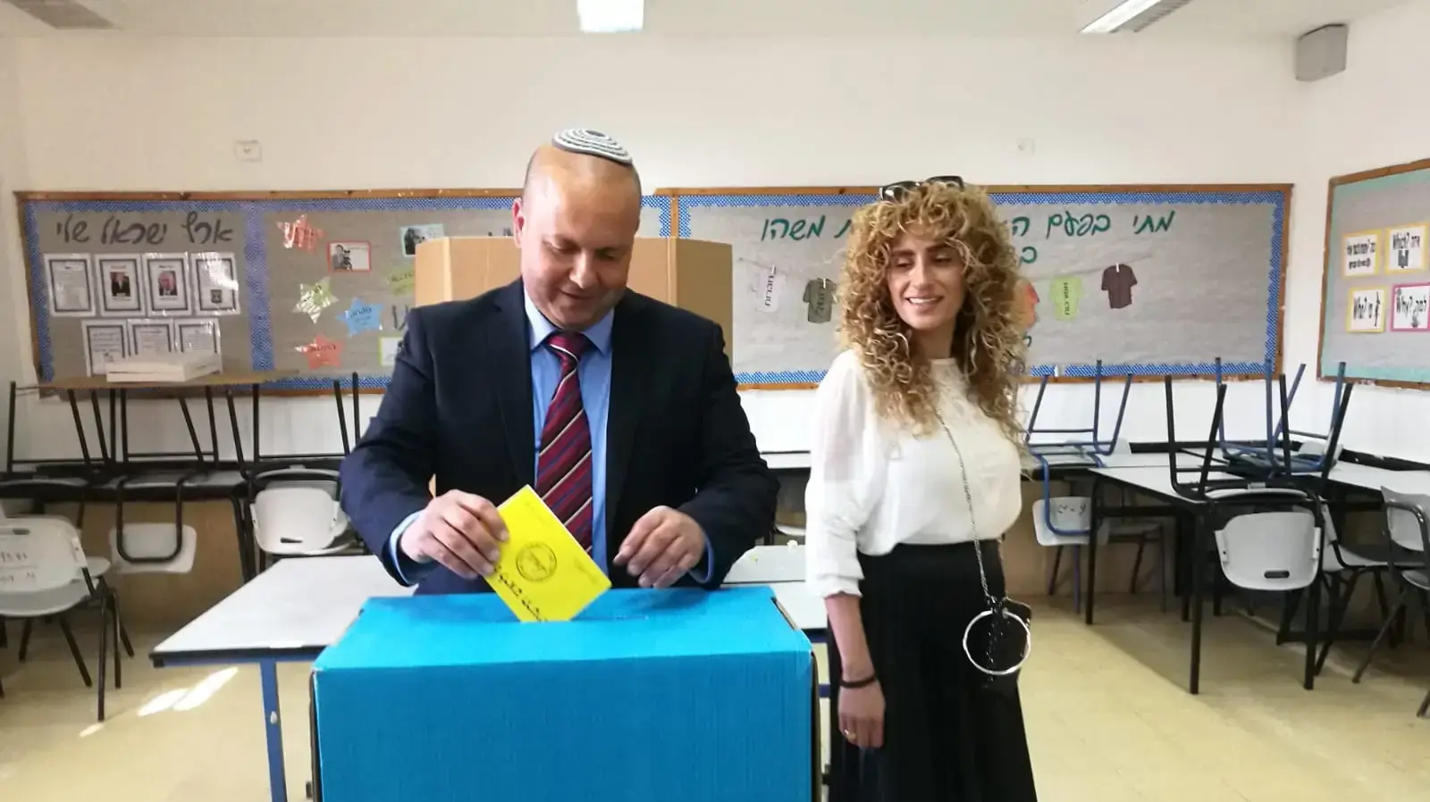 המועמד לראשות עיריית אשקלון, איתמר שמעוני, מצביע 30 באוקטובר 2018 המועמד לראשות עיריית אשקלון, איתמר שמעוני, מצביע 30 באוקטובר 2018
