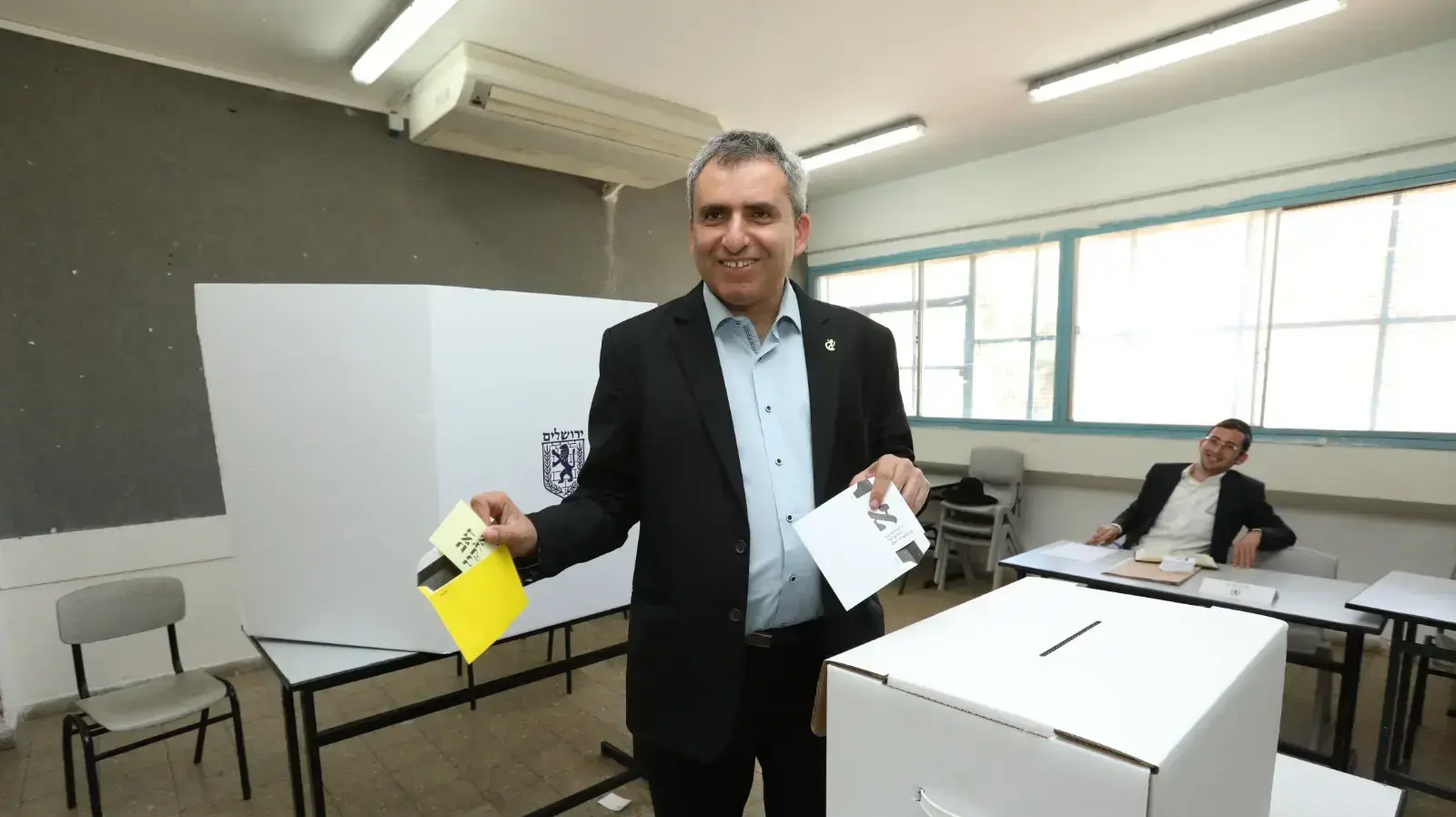 השר והמועמד זאב אלקין הצביע כעת בבית הספר ברנדט בירושלים 30 באוקטובר 2018 השר והמועמד זאב אלקין הצביע כעת בבית הספר ברנדט בירושלים 30 באוקטובר 2018