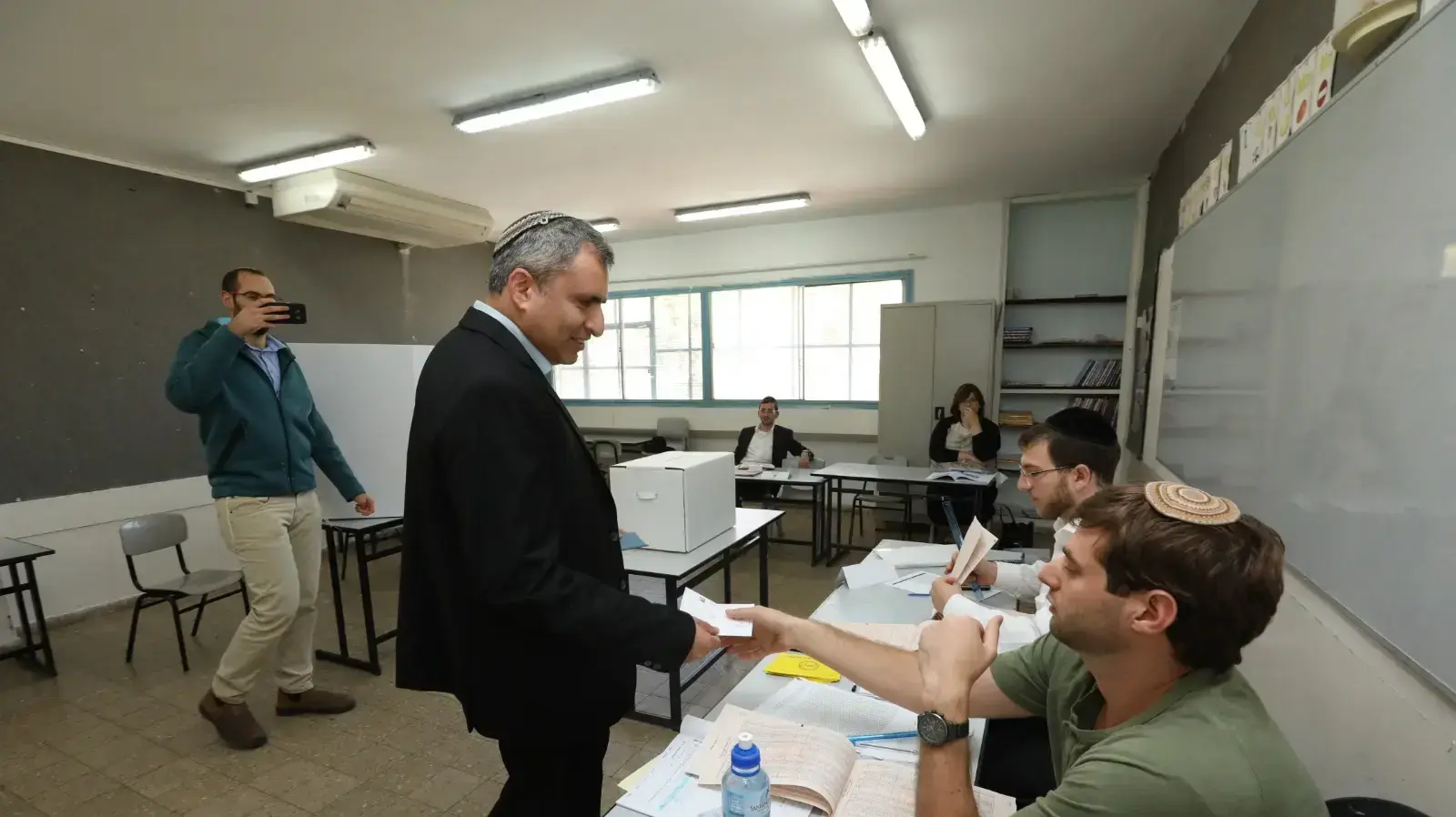 השר והמועמד זאב אלקין הצביע כעת בבית הספר ברנדט בירושלים 30 באוקטובר 2018