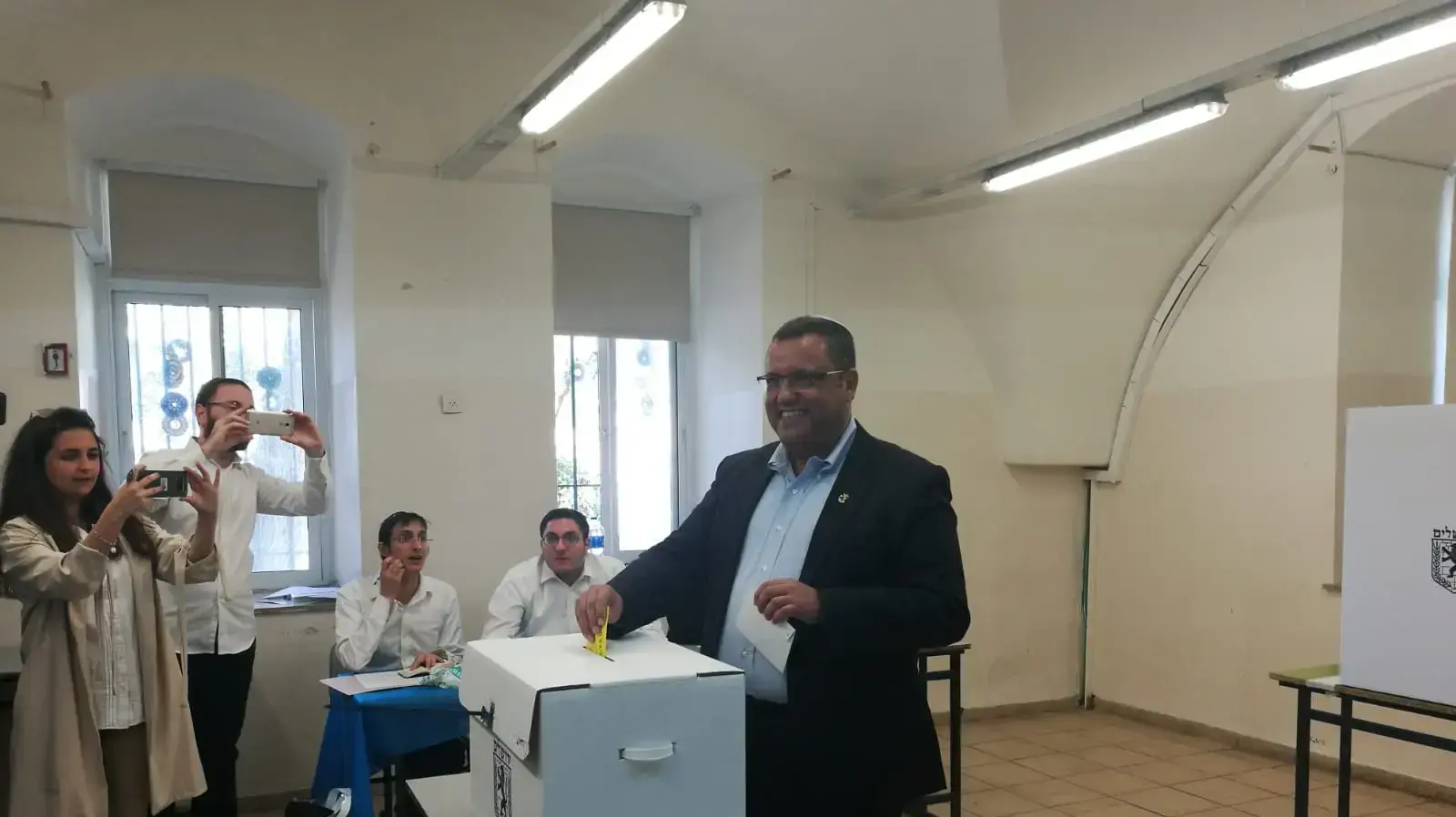 המועמד לראשות ירושלים משה ליאון מצביע, 30 באוקטובר 2018 המועמד לראשות ירושלים משה ליאון מצביע, 30 באוקטובר 2018