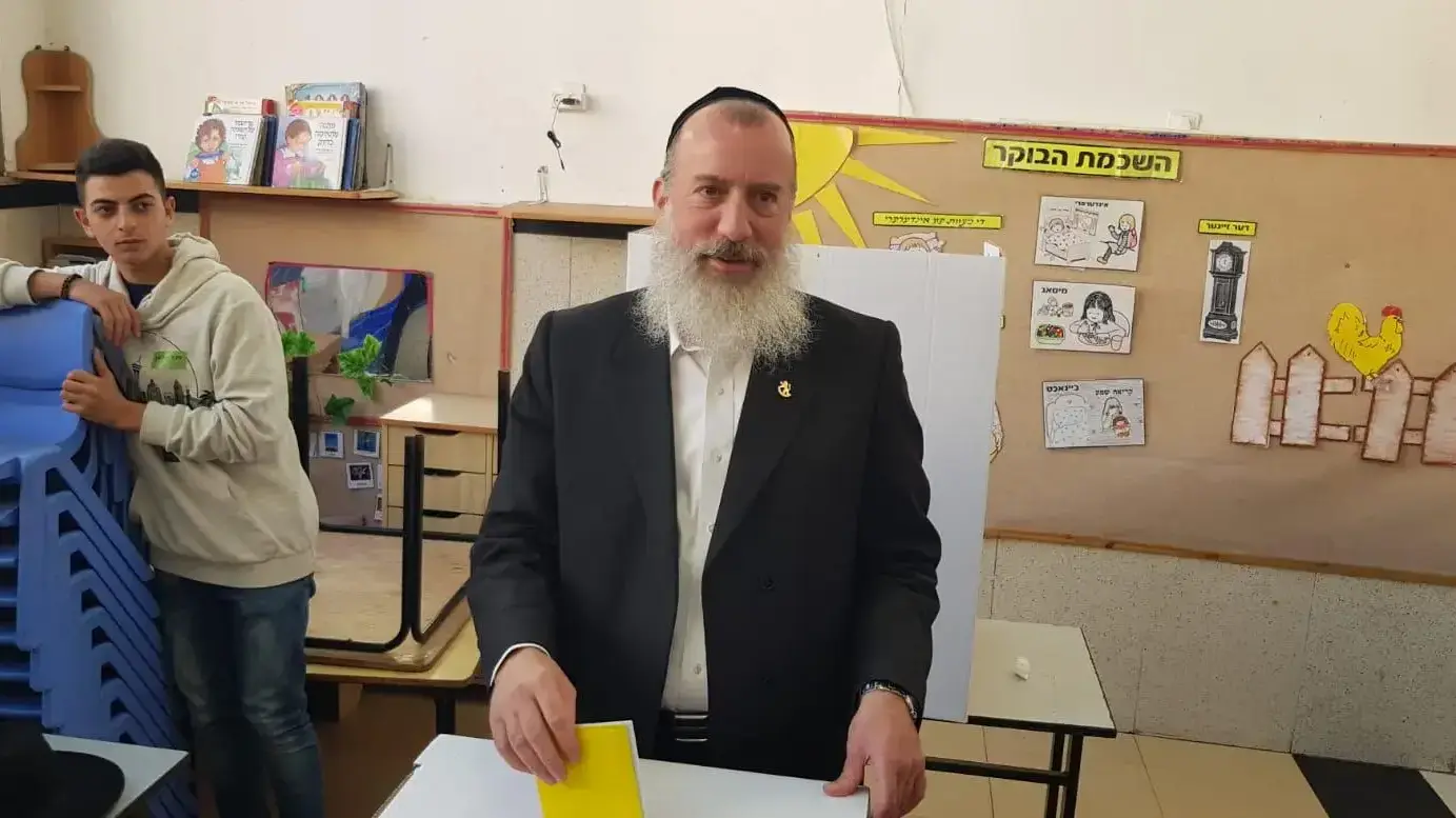 המועמד לראשות העיר וסגן ראש העיר יוסי דייטש ורעייתו שושנה הצביעו זה עתה בקלפי שברחוב אביגדורי בשכונת גאולה, 30 באוקטובר 2018 המועמד לראשות העיר וסגן ראש העיר יוסי דייטש ורעייתו שושנה הצביעו זה עתה בקלפי שברחוב אביגדורי בשכונת גאולה, 30 באוקטובר 2018