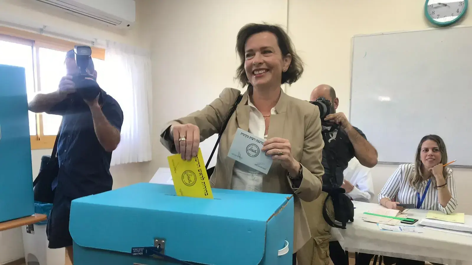 המועמדת לראשות חיפה, עינת קליש מצביעה, 30 באוקטובר 2018 המועמדת לראשות חיפה, עינת קליש מצביעה, 30 באוקטובר 2018