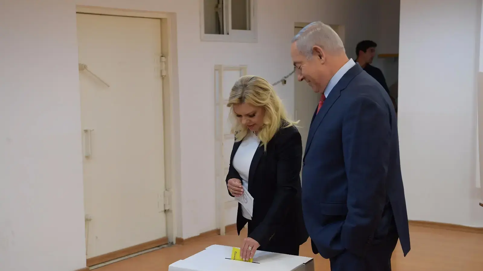 ראש הממשלה בנימין נתניהו ורעייתו הגב' שרה נתניהו הצביעו בבחירות המקומיות, בקלפי בביה"ס "פולה בן גוריון" בירושלים 30 באוקטובר 2018 ראש הממשלה בנימין נתניהו ורעייתו הגב' שרה נתניהו הצביעו בבחירות המקומיות, בקלפי בביה"ס "פולה בן גוריון" בירושלים 30 באוקטובר 2018