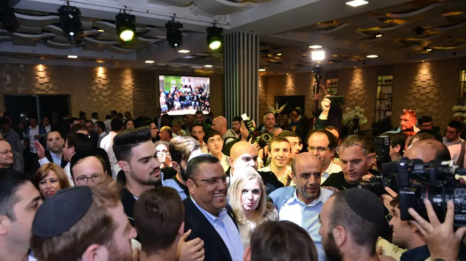 משה ליאון חוגג את תוצאות הבחירות משה ליאון חוגג את תוצאות הבחירות