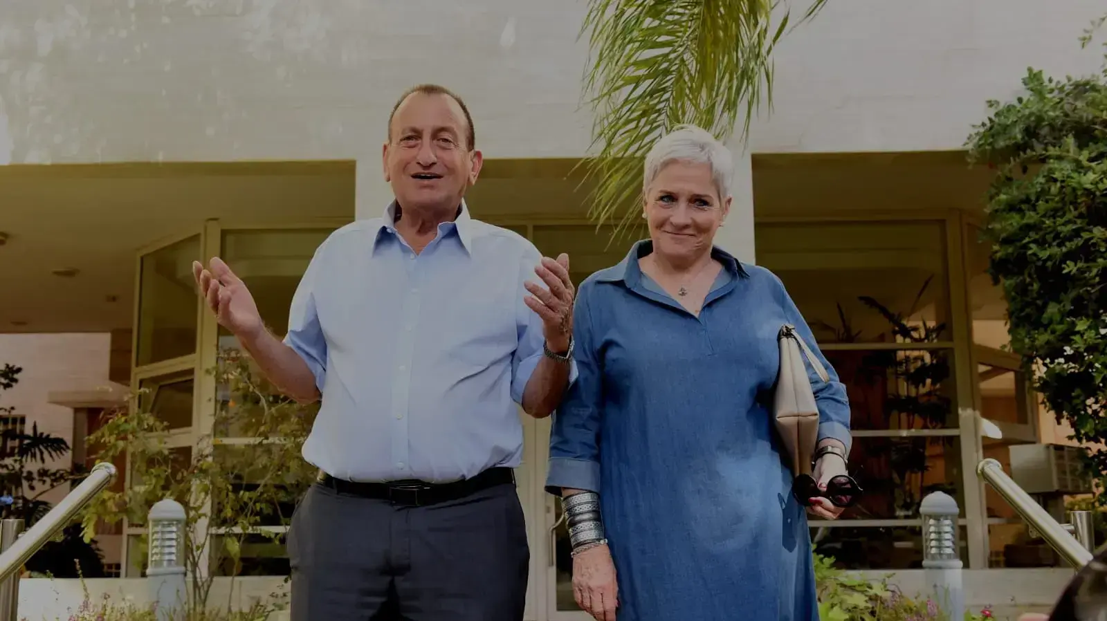 רון חולדאי ורעייתו מחוץ לביתם לאחר הזכייה בקדנציה נוספת בבחירות לראשות עיריית תל אביב 31 באוקטובר 2018 רון חולדאי ורעייתו מחוץ לביתם לאחר הזכייה בקדנציה נוספת בבחירות לראשות עיריית תל אביב 31 באוקטובר 2018