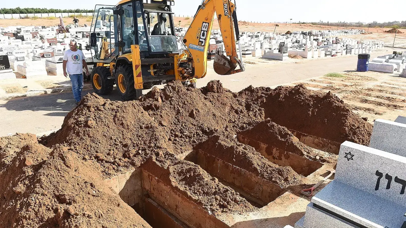 הכנת הקברים לקראת הלווית משפחת עטר, ההרוגים מהתאונה בים המלח, בית עלמין, נתניה 31 באוקטובר 2018 הכנת הקברים לקראת הלווית משפחת עטר, ההרוגים מהתאונה בים המלח, בית עלמין, נתניה 31 באוקטובר 2018