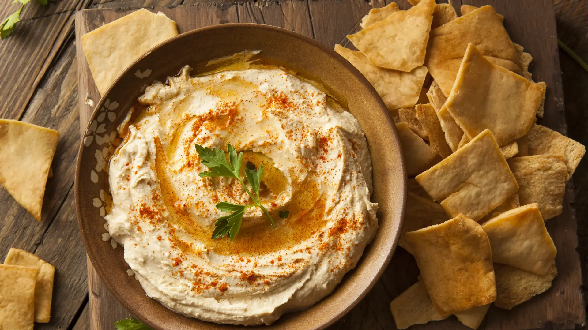 חומוס וקרקרים חומוס וקרקרים