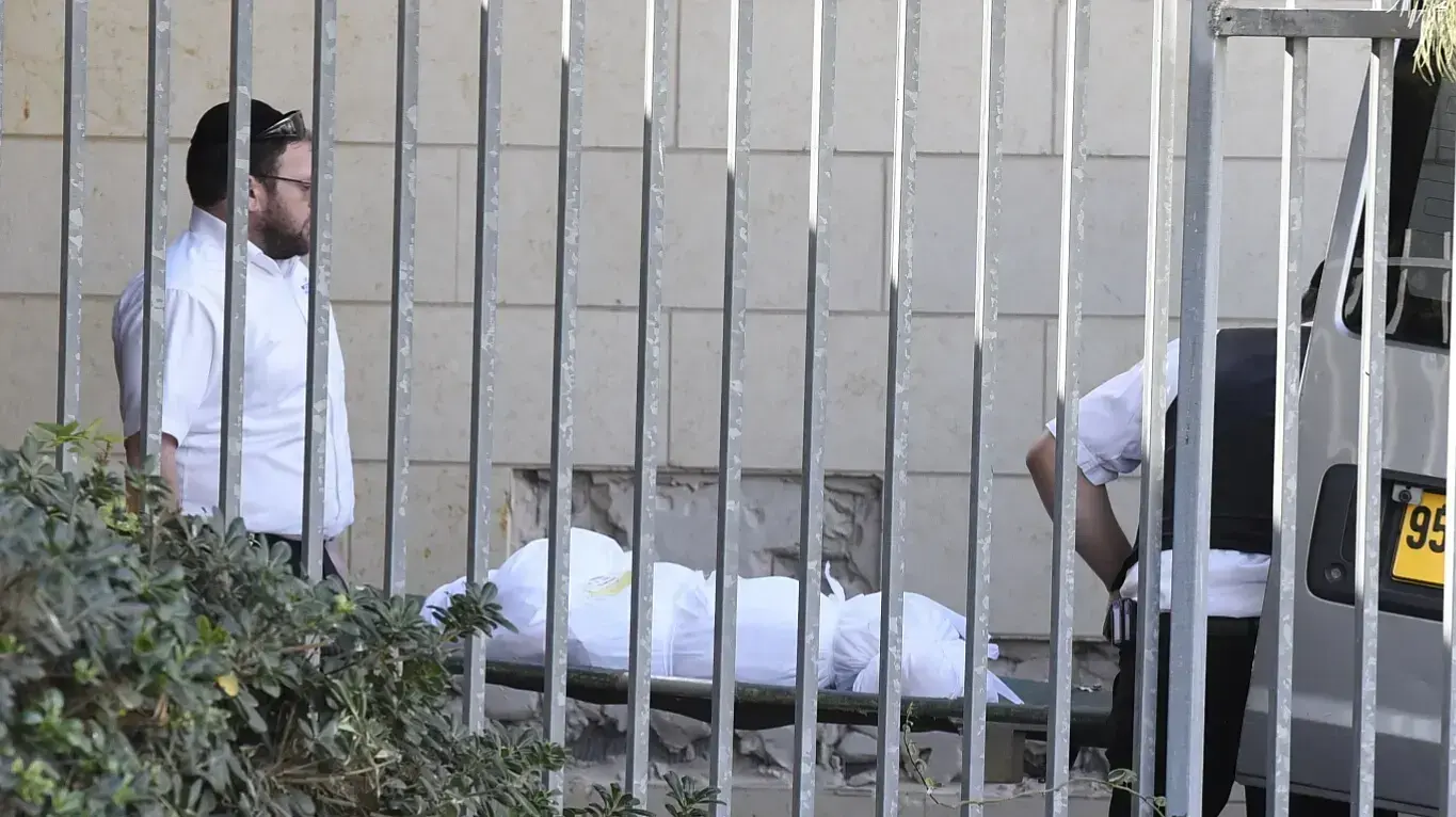 הלווית בני משפחת עטר שנהרגו בתאונה בים המלח הלווית בני משפחת עטר שנהרגו בתאונה בים המלח