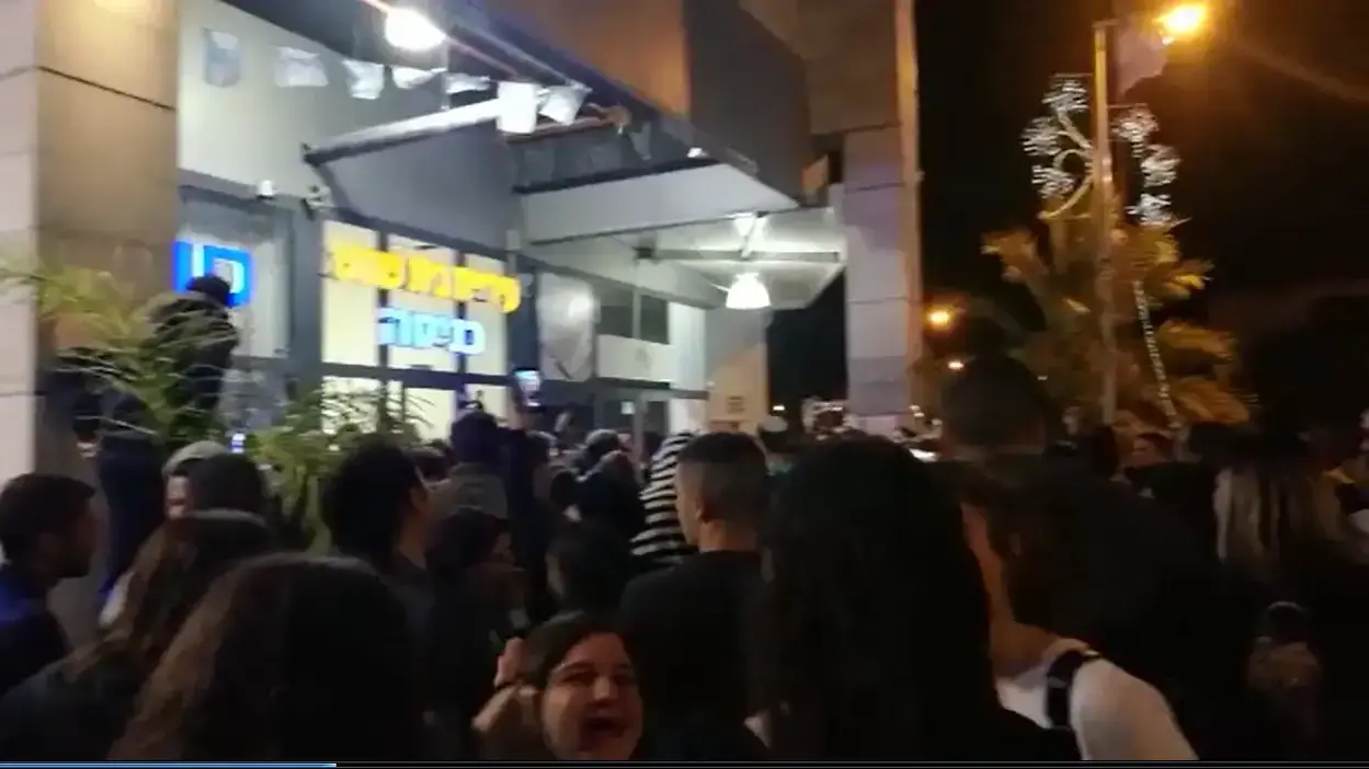 תומכיה של עליזה בלוך ממתינים לתוצאות הבחירות בבניין העירייה 1 בנובמבר 2018 תומכיה של עליזה בלוך ממתינים לתוצאות הבחירות בבניין העירייה 1 בנובמבר 2018