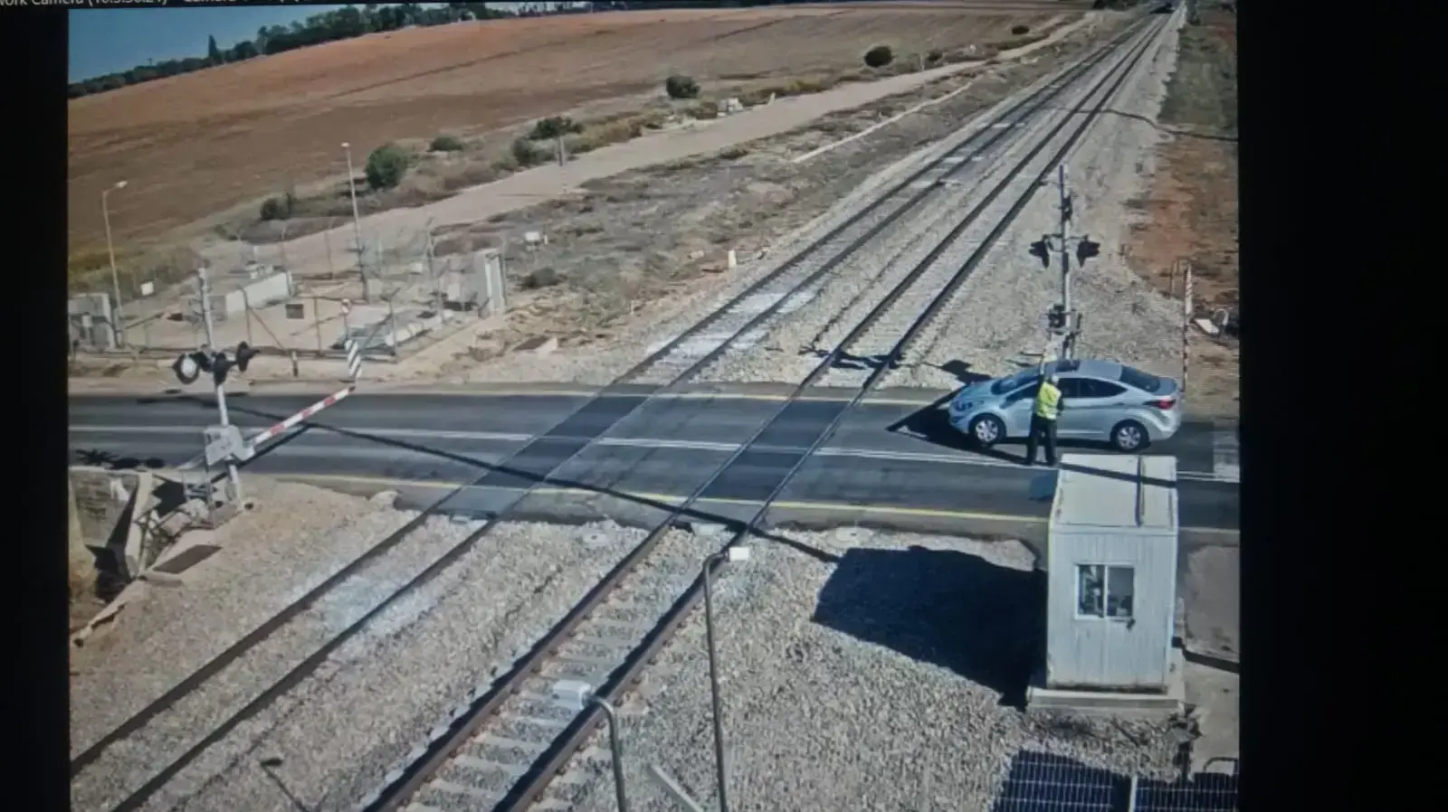 נהג מכונית פרץ למחסום כביש מסילה נהג מכונית פרץ למחסום כביש מסילה