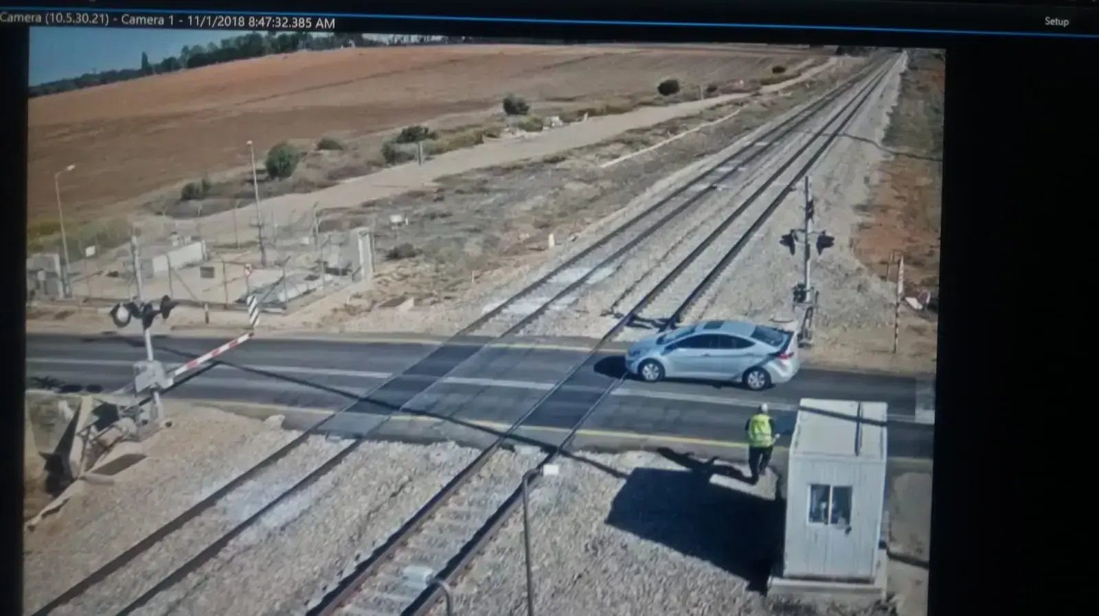נהג מכונית פרץ למחסום כביש מסילה