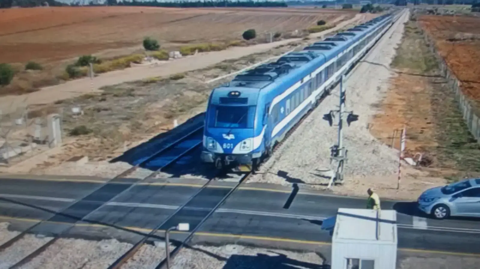 נהג מכונית פרץ למחסום כביש מסילה נהג מכונית פרץ למחסום כביש מסילה