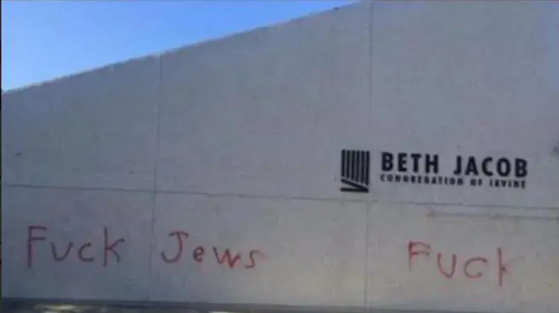 כתובת אנטישמית בחזית בית הכנסת "בית יעקב" באירוויין, קליפורניה 31 באוקטובר 2018 כתובת אנטישמית בחזית בית הכנסת "בית יעקב" באירוויין, קליפורניה 31 באוקטובר 2018