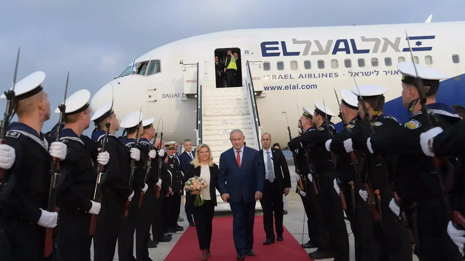 ראש הממשלה בנימין נתניהו ורעייתו נחתו בוורנה, בולגריה 1 בנובמבר 2018 ראש הממשלה בנימין נתניהו ורעייתו נחתו בוורנה, בולגריה 1 בנובמבר 2018