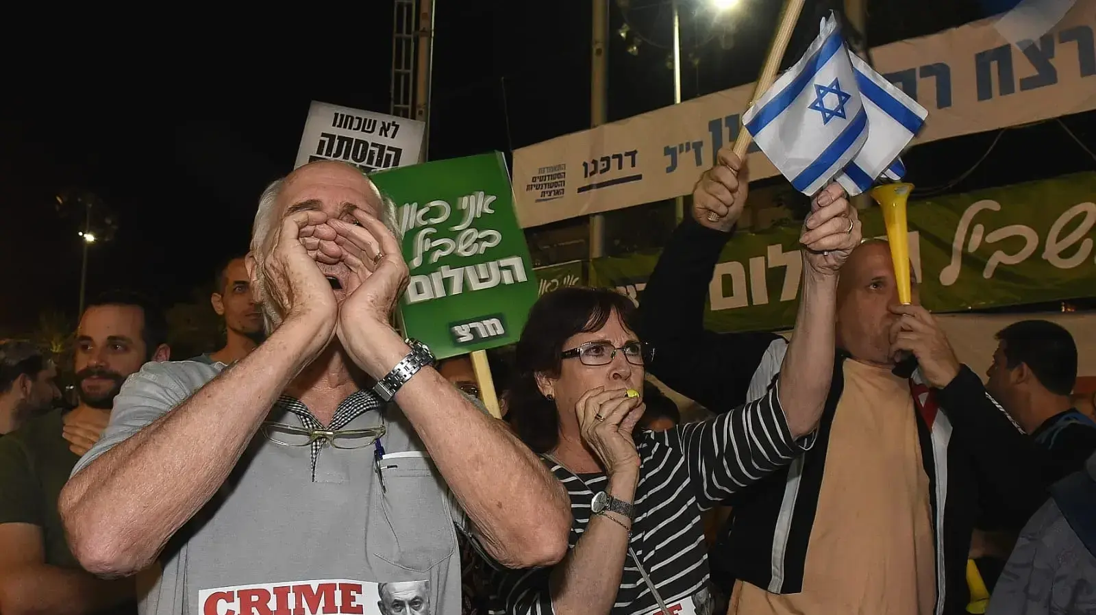 מפריעים לצחי הנגבי לדבר בעצרת לציון 23 שנה לרצח ראש הממשלה לשעבר, יצחק רבין בכיכר רבין, ת"א מפריעים לצחי הנגבי לדבר בעצרת לציון 23 שנה לרצח ראש הממשלה לשעבר, יצחק רבין בכיכר רבין, ת"א
