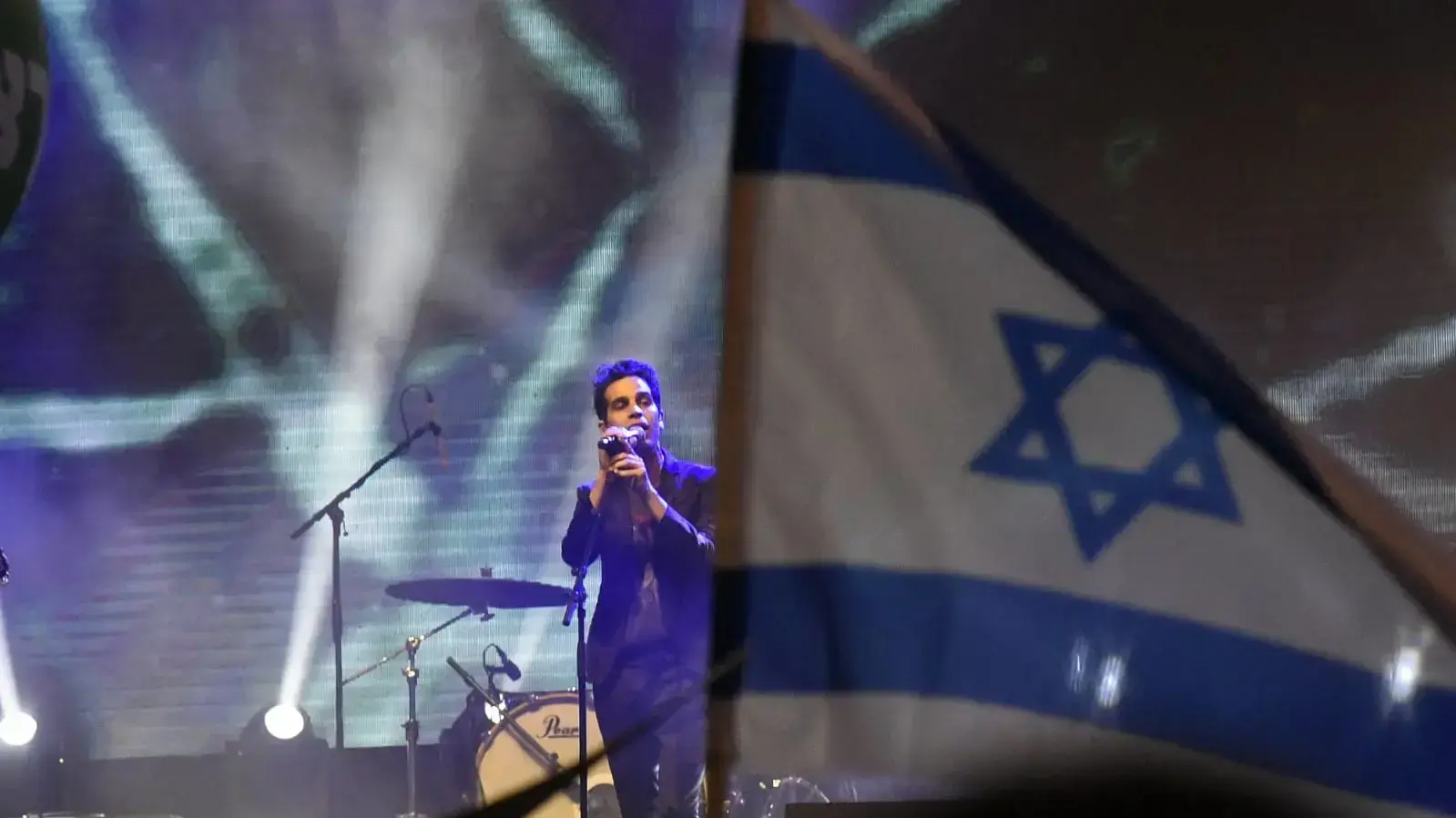 אביב גפן בעצרת לציון 23 שנה לרצח ראש הממשלה לשעבר, יצחק רבין בכיכר רבין, ת"א אביב גפן בעצרת לציון 23 שנה לרצח ראש הממשלה לשעבר, יצחק רבין בכיכר רבין, ת"א