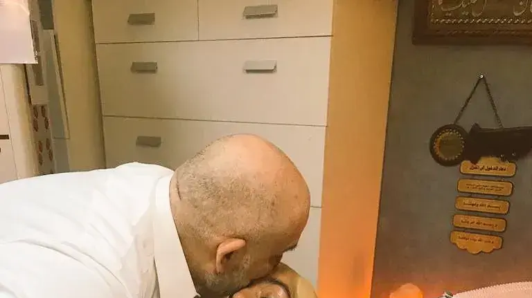 הנסיך הסעודי חאלד בן טלאל מבקר את בנו לאחר שחרורו מהכלא, נובמבר 2018 הנסיך הסעודי חאלד בן טלאל מבקר את בנו לאחר שחרורו מהכלא, נובמבר 2018
