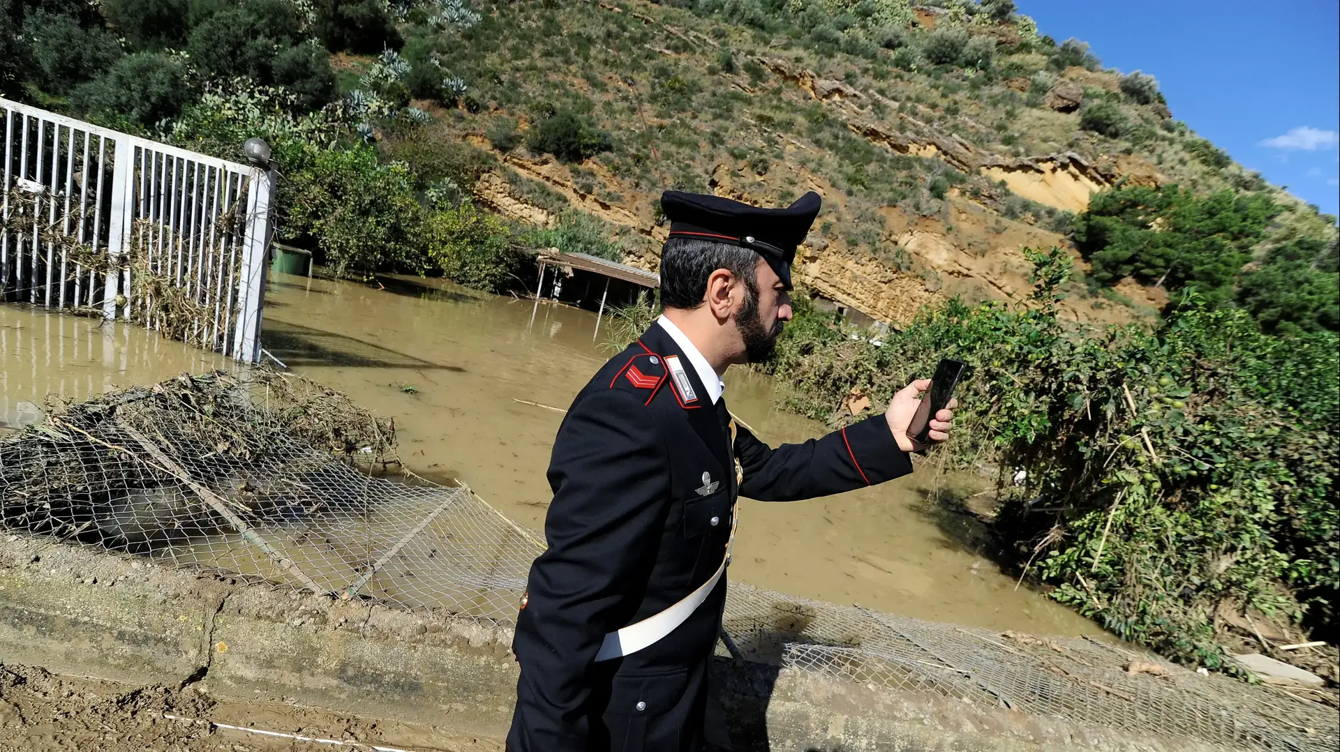 שוטר באזור השיטפונות באזור פלרמו, סיציליה, איטליה, 4 בנובמבר 2018