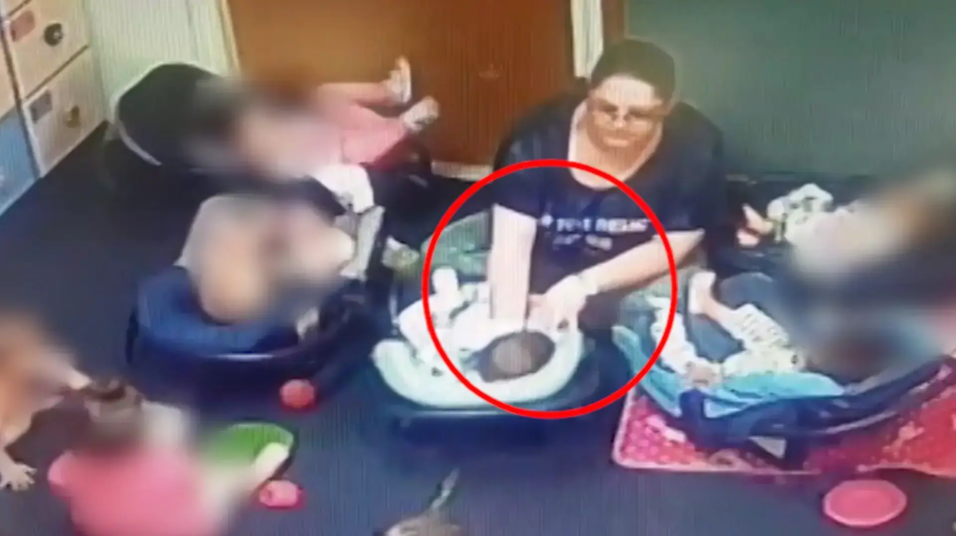 העובדות תועדו מושכות מזרן מתחת לאחד הפעוטות, והניחו שמיכה על פניו של אחר
4.11.18