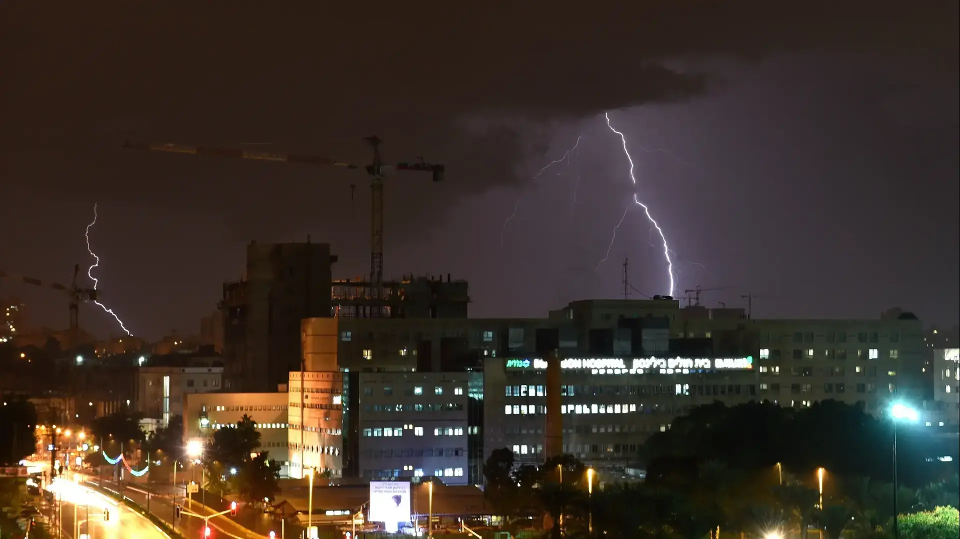 סופת ברקים בפתח תקווה, מעל בית החולים בילינסון ואגם פתח תקווה מזג אוויר סופת ברקים בפתח תקווה, מעל בית החולים בילינסון ואגם פתח תקווה מזג אוויר