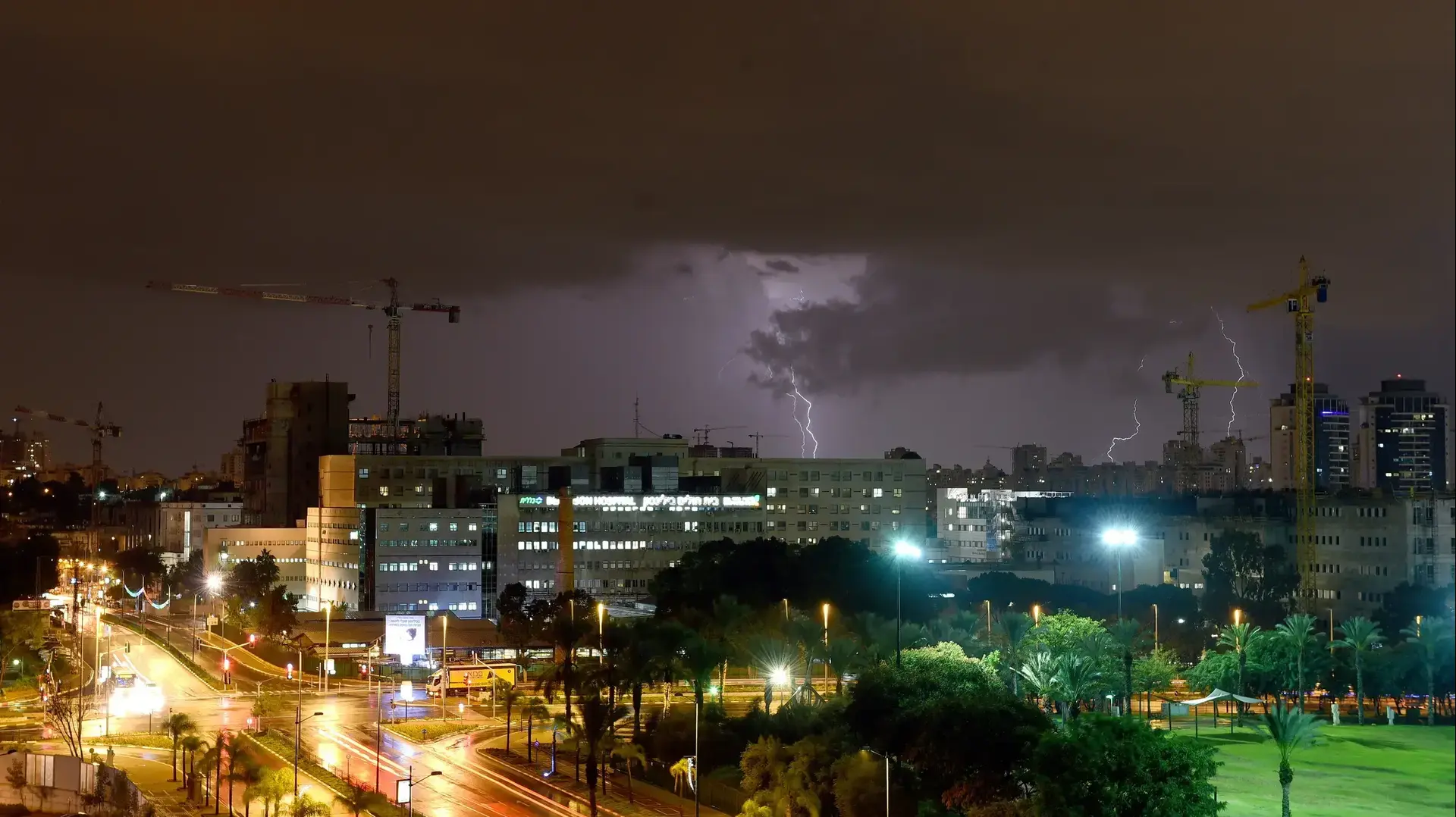 סופת ברקים בפתח תקווה, מעל בית החולים בילינסון ואגם פתח תקווה מזג אוויר סופת ברקים בפתח תקווה, מעל בית החולים בילינסון ואגם פתח תקווה מזג אוויר