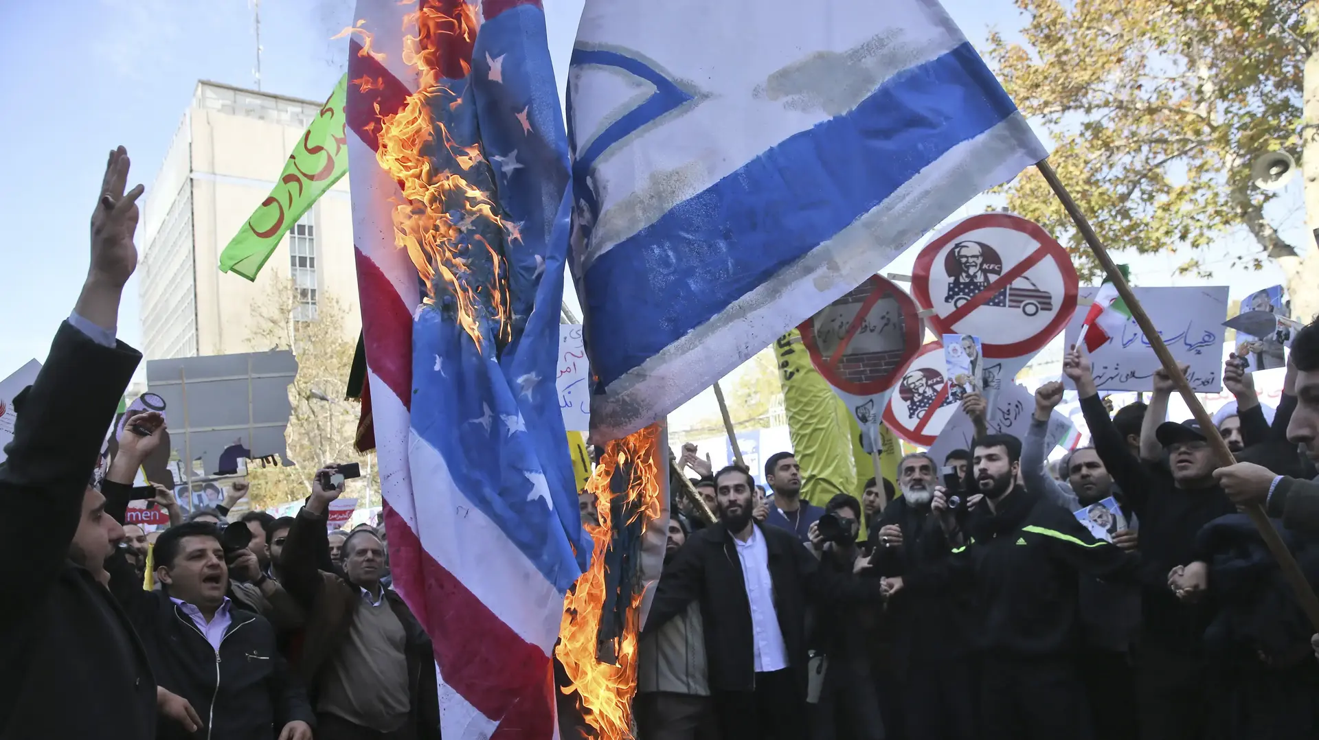 מפגינים שורפים דגלי ארה"ב וישראל בטהראן, איראן, לרגל יום השנה להשתלטות על השגרירות האמריקנית, 4 בנובמבר 2018 מפגינים שורפים דגלי ארה"ב וישראל בטהראן, איראן, לרגל יום השנה להשתלטות על השגרירות האמריקנית, 4 בנובמבר 2018