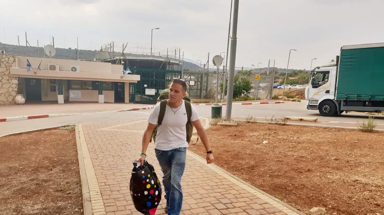 טל מור ביציאה מכלא חרמון בעת שחרורו, 5 בנובמבר 2018 טל מור ביציאה מכלא חרמון בעת שחרורו, 5 בנובמבר 2018