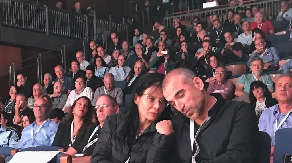 קובי אמסלם, אביו של הנער אילון שלו אמסלם יחד עם רעייתו בכנס דה מרקר 7 בנובמבר 2018 קובי אמסלם, אביו של הנער אילון שלו אמסלם יחד עם רעייתו בכנס דה מרקר 7 בנובמבר 2018
