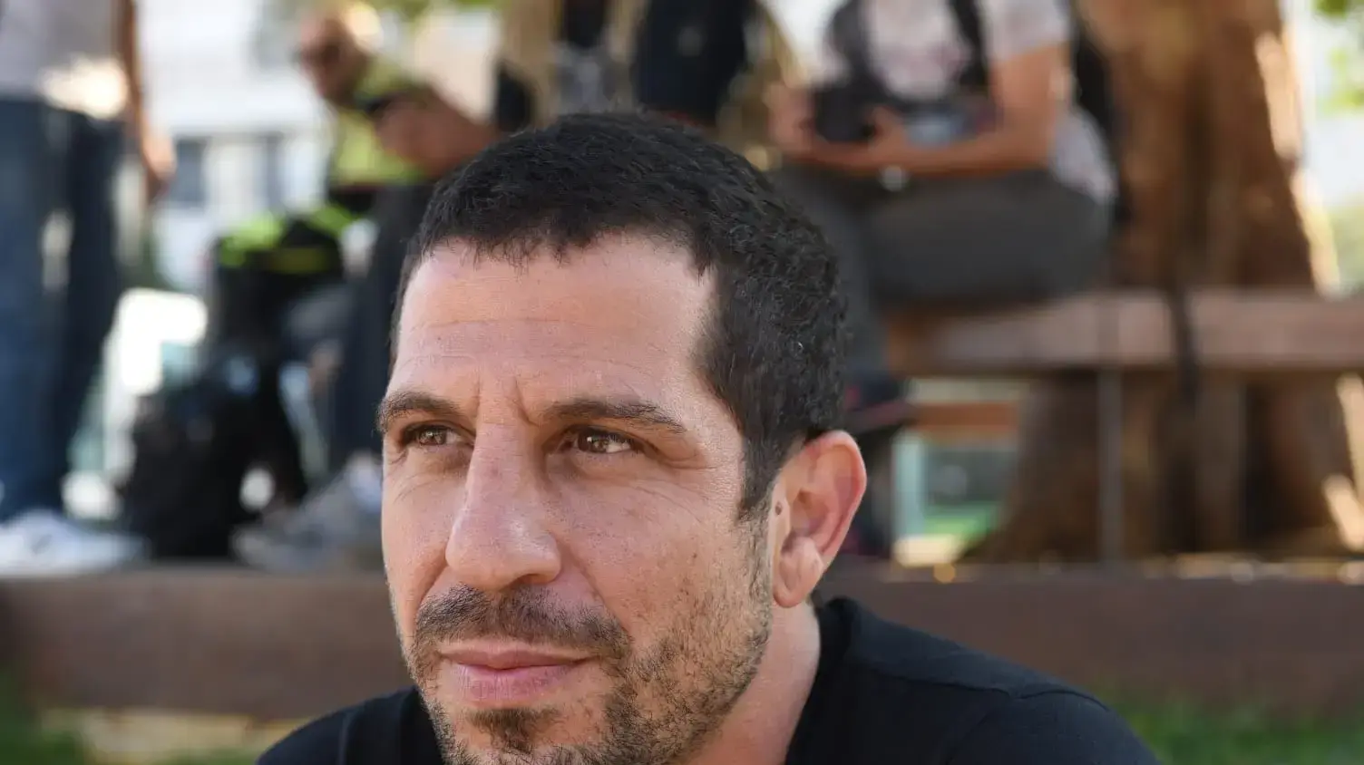 האמן איתי זלאיט שעיצב פסל בדמות מירי רגב בכיכר הבימה בתל אביב 8 בנובמבר 2018
