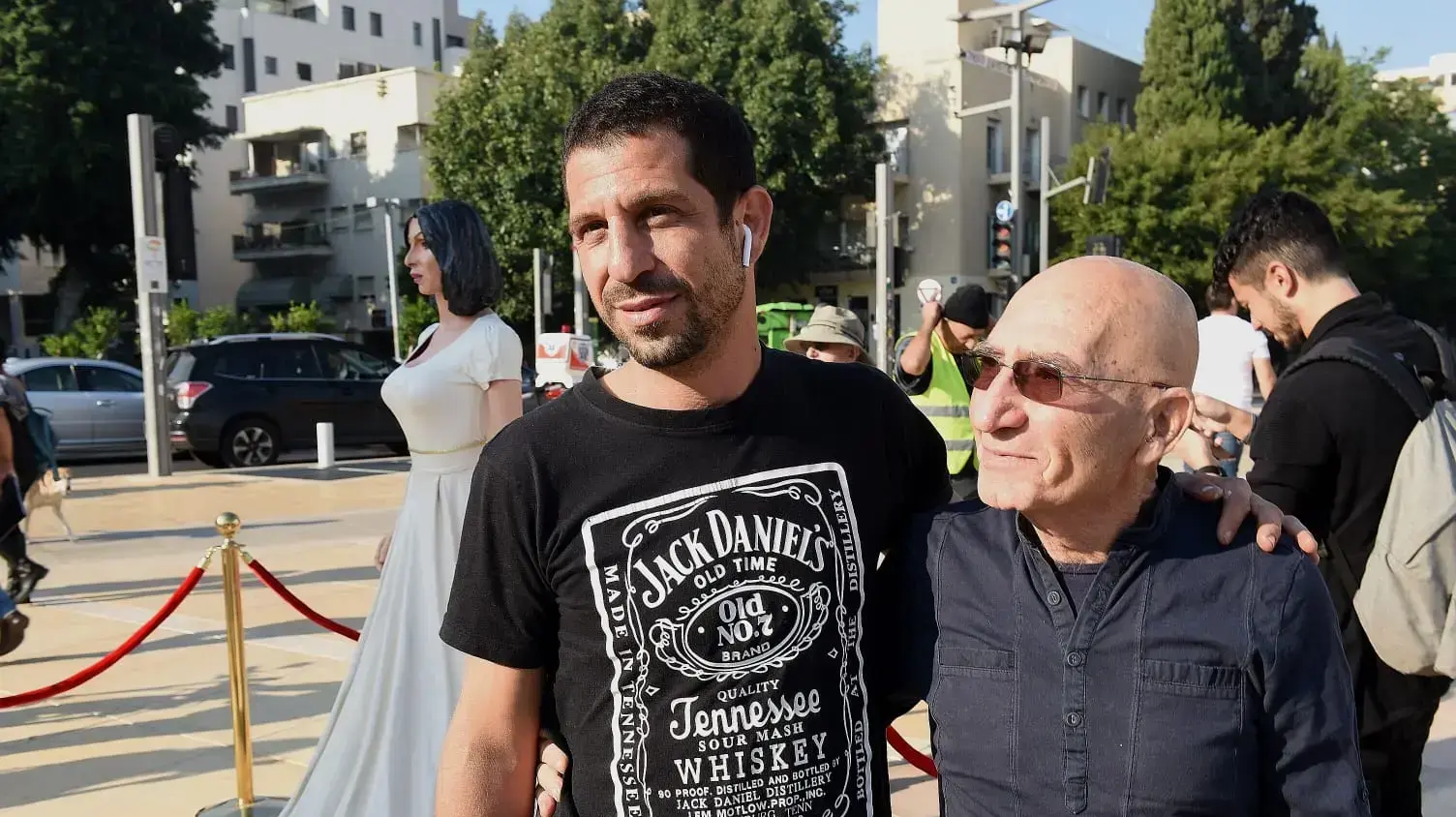 הואמן איתי זלאיט יחד עם אביו והפסל של מירי רגב, הבימה, תל אביב 8 בנובמבר 2018 