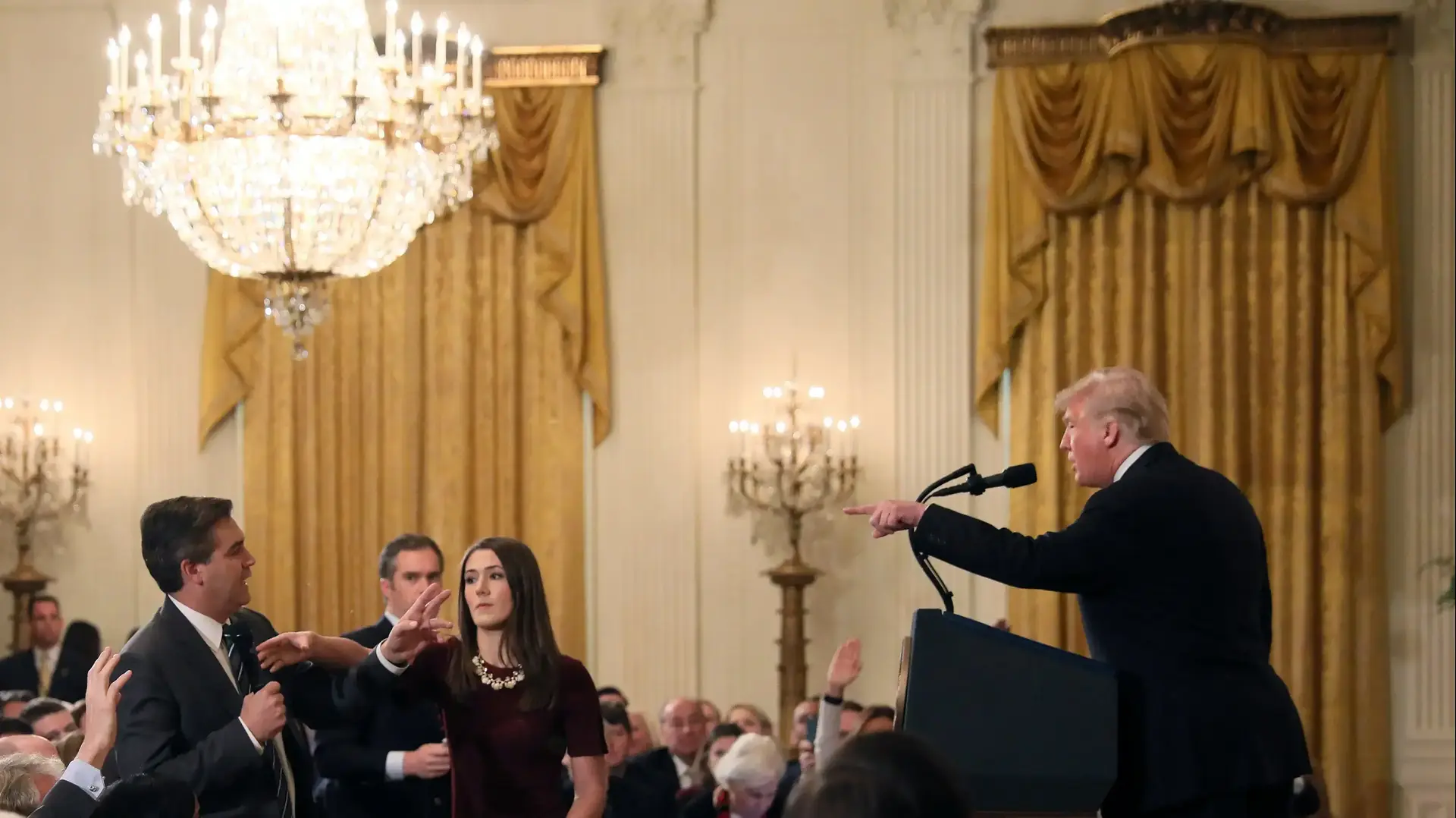 עימות בין כתב CNN ג'ים אקוסטה לנשיא ארה"ב דונלד טראמפ במסיבת עיתונאים בבית הלבן 7 בנובמבר 2018
