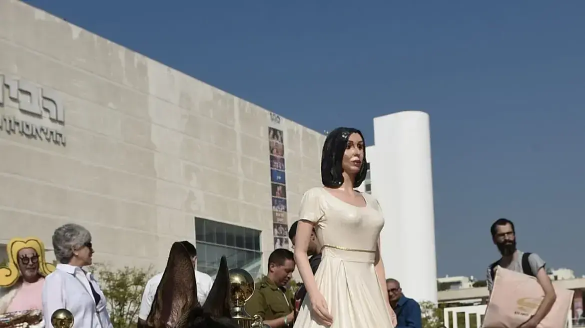 פסל בדמותה של מירי רגב שהוצב בכיכר 'הבימה' בתל אביב 8 בנובמבר 2018 פסל בדמותה של מירי רגב שהוצב בכיכר 'הבימה' בתל אביב 8 בנובמבר 2018